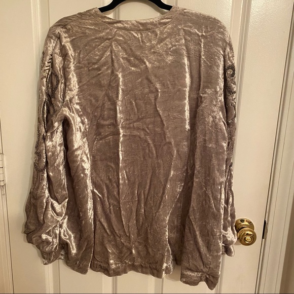 ❌ SOLD ❌ Chico’s size 2 gray/silver velvet jacket - Picture 7 of 14